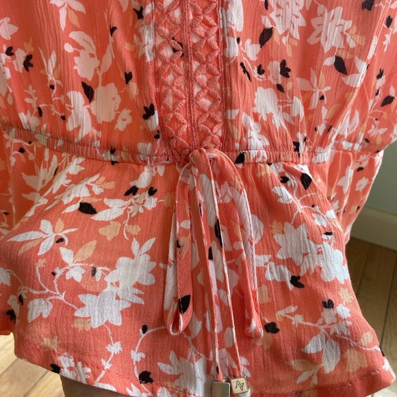 NWOT Adrienne Vittadini floral flutter short sleeve blouse - Picture 5 of 13